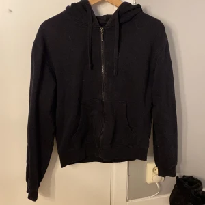 Kofta  - Svart kofta med dragkedja som är använd men fint skick 