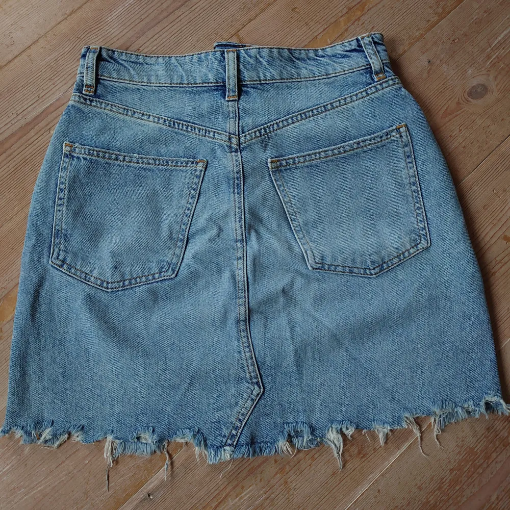 Snygg jeans kjol från Gina Tricot. Aldrig använt, så är i bra skick.. Kjolar.