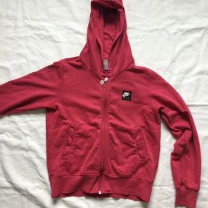 Nike - Nike hoodie i storlek M, har både tryck på fram-och baksidan