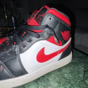 Air Jordan 1 mid bred toe  - Fina till året runt, ej skrynkliga, priset kan sänkas lite med vid snabbaffär, kom dm för ännu fler bilder