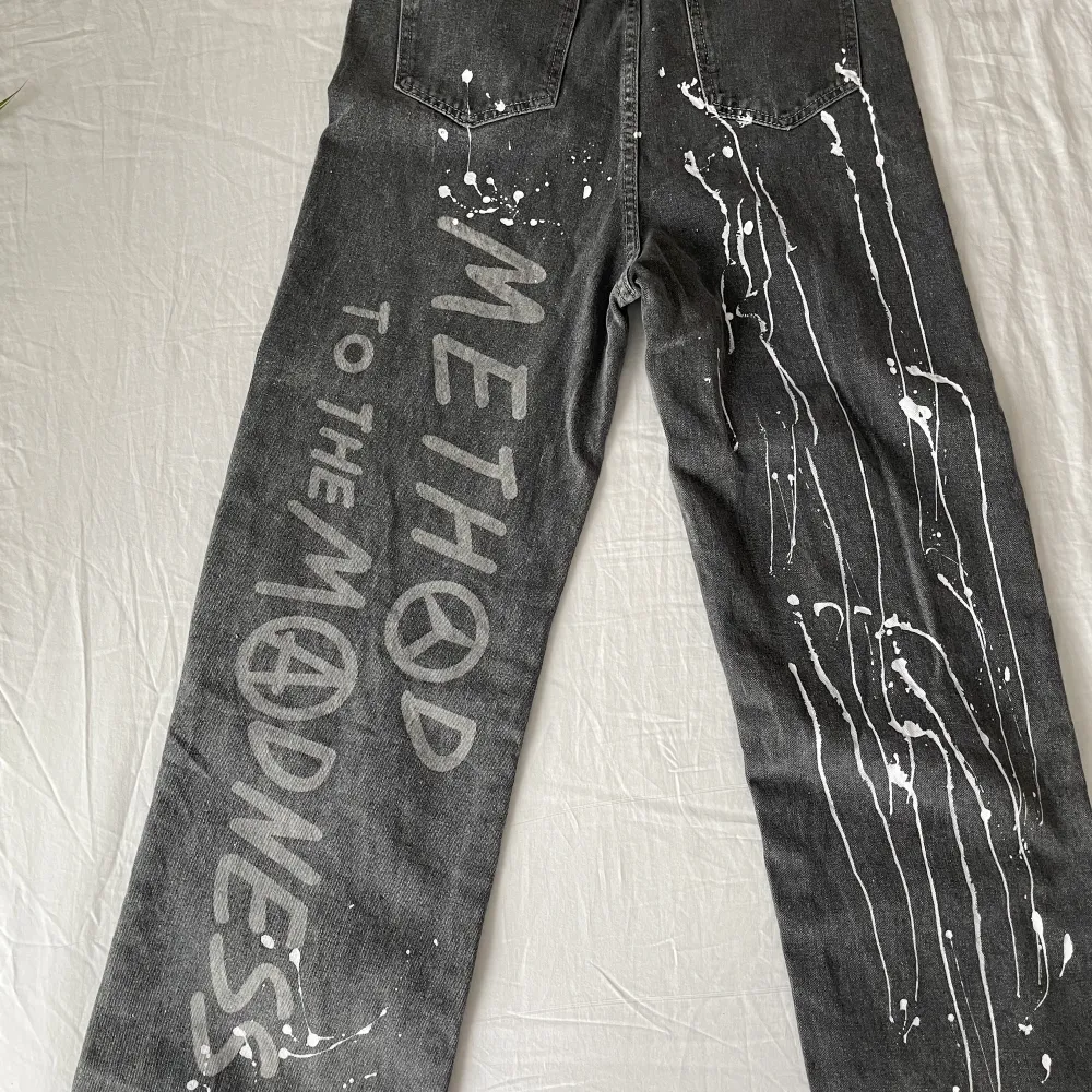 Säljer tyvärr mina jätte fina högmidjade jeans då dem inte riktigt passade mig 😢skulle tro dem passar M . Jeans & Byxor.