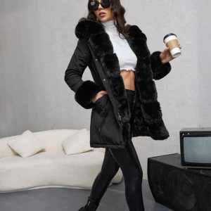 Svart faux fur jacka storlek S  - Svart faux fur jacka storlek S  Kan skickas via PostNord, (köparen står för frakten)