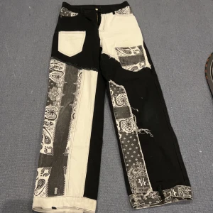 Coola byxor  - Coola byxor med snygga detaljer. Storlek M. Frakt tillkommer. 