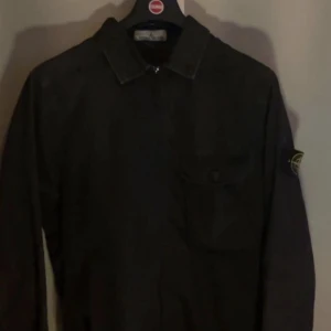 Stone island overshirt - Säljer min fina overshirt från stone island. Köptes i maj på NK för 3699 och säljer den då jag inte har användning för den längre. Jackan är använd men fortfarande mycket fin. Köparen står för frakt!