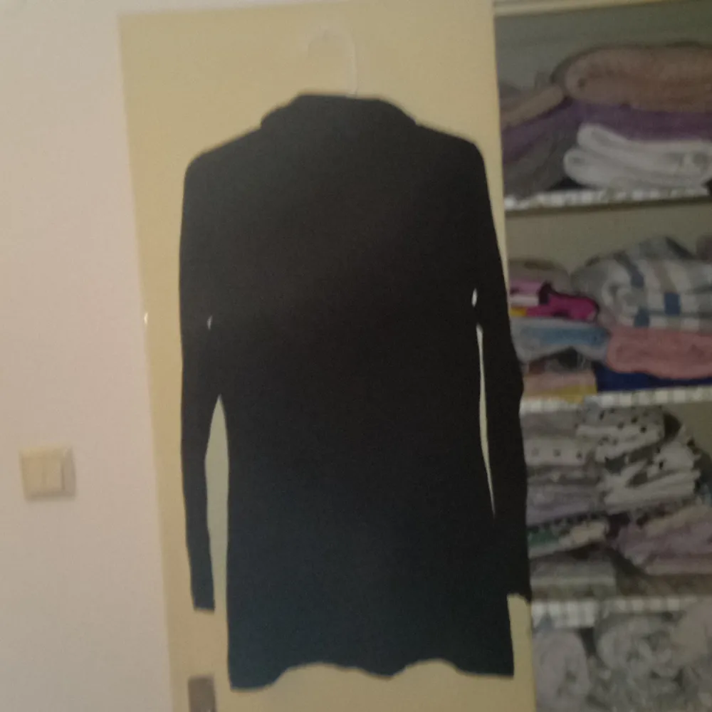 En Petit svart klänning i storlek M (stressig) inga skador och väldigt skönt material kunden betalar frakt. Klänningar.