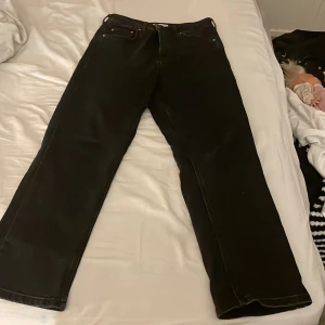 Svarta enkla byxor - Säljer dessa då de är förstora. Skriv för fler bilder o liknade