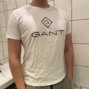 Vit Gant t-shirt - Säljer en vit gant t-shirt. Är hyfsat använd men håller fortfarande bra kvalite. Pris kan diskuteras 