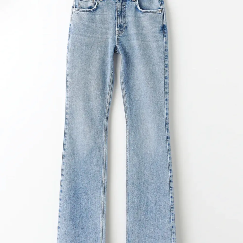 Ett par stentvättade flare jeans  som är knappt använda då dom är för små, är runt 170 och jag trampar på dom när jag går, frakten står köparen för. Priset går att förhandla . Jeans & Byxor.