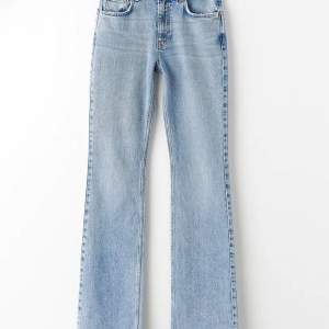 Ett par stentvättade flare jeans  som är knappt använda då dom är för små, är runt 170 och jag trampar på dom när jag går, frakten står köparen för. Priset går att förhandla 