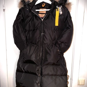 Parajumper Vinterjacka Small Dam  - Parajumper Slim fit small vinter jacka.  Som ny. Mycket bra kvalité 