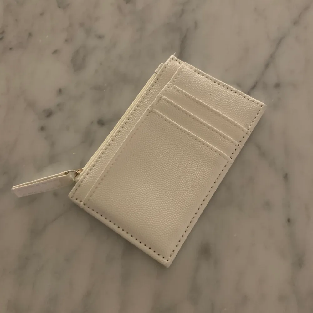 Hej, jag säljer denna jätte fina vita plånboken. Plånboken har gått lite sönder där som ni ser på bilden och det är därför den e billig men den är väldigt fin och användbar. Kostade 60kr när jag köpte den. Hoppas ni vill köpa💞. Övrigt.