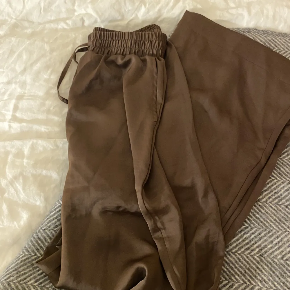 Sköna byxor i brunt satin🫶🏽 Hör av er vid funderingar, kram Ebba. Jeans & Byxor.