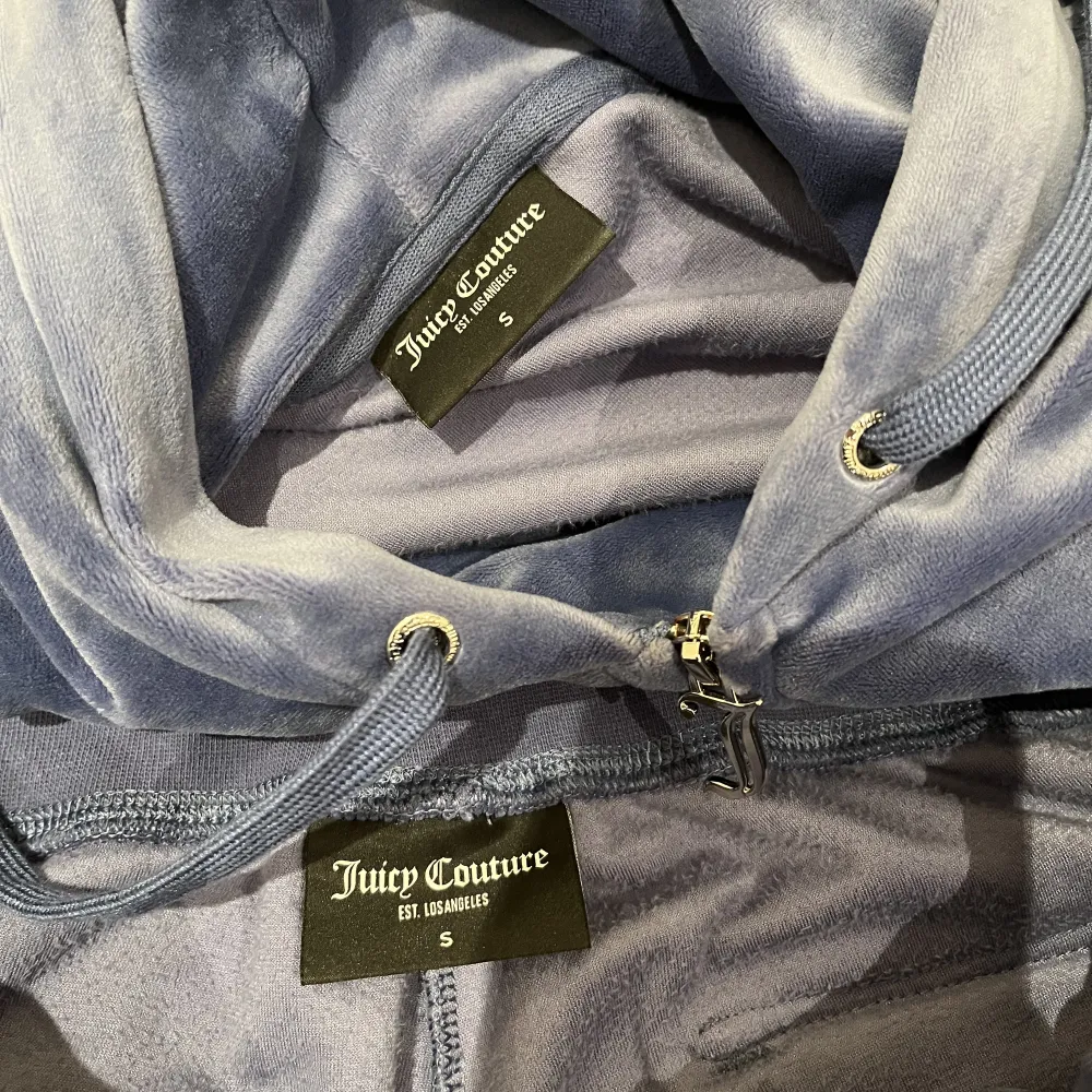 Hej jag säljer nu mitt juicy sett i färgen Grey Blue. Använd få gånger, jättebra skick. Både tröjan och byxorna är storlek S. Skriv privat för fler bilder/info💙. Tröjor & Koftor.