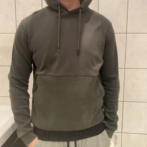 Grön superdry hoodie - Säljer en mörkgrön superdry hoodie. Är hyfsat använd men fortfarande bra kvalite. Pris kan diskuteras 