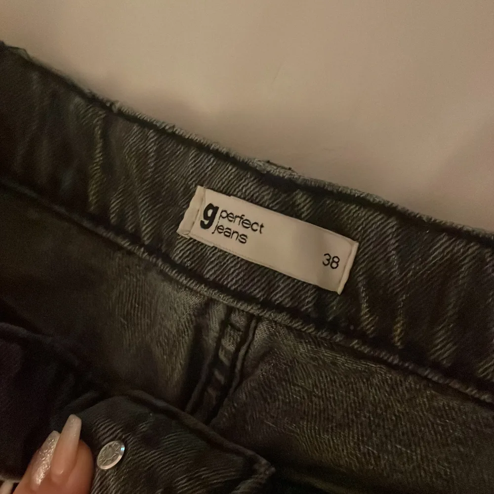 Säljer dessa jeans då de är förstora använt de två gånger. Kontakta gärna för fler bilder. Jeans & Byxor.