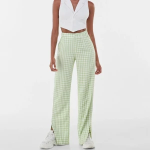 Rutiga byxor Bershka - Helt nya rutiga byxor från Bershka i strl 36, riktigt sköna till sommaren som tyvärr är för små✨