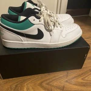 Jordan 1 Low  - Jordan 1 Low stadium Green i storlek 43. Ganska bra skick då dem bara är använda några gånger.