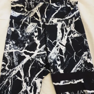 Stronger bike shorts  - Stronger bike shorts i svart marmor. Knappt använda och i bra skick. Storlek xs 