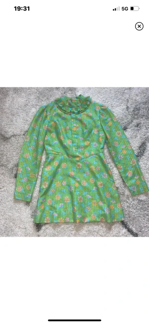 Klänning 1960-tal - Säljer nu min absoluta drömklänning då den tyvärr var för liten för mig.. 🥲 Äkta vintage! Toppskick trots att den är ifrån 1960-talet. För fler bilder, skicka meddelande. Storlek 14, men skulle säga dagens S/small. ✨