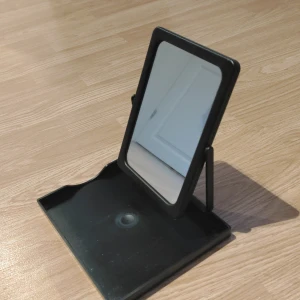 Liten sminkspegel - Enkel och liten sminkspegel som lätt kan tas med på resor eller i väskan. Tillhörande en liten necessär. Superenkel att ta med och vila ihop. Tar liten plats i väskan❤️