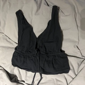 Topp - Söt topp från bikbok💕💕 (mellersta bilden är lånad från en annan tjej på Plick🙏🏼)