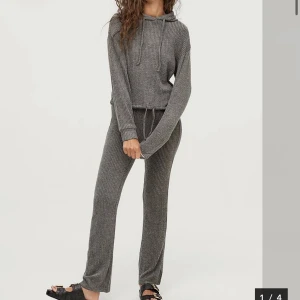 set - Stina rib set från Gina Tricot, mörkgrå färg  storlek XS  Ribbat och mjukt material Kontakta för mer info/bilder på  Kan mötas upp i Malmö eller posta men isf står köparen för frakten! 