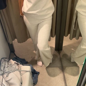 Zara mjukis - Jättefina mjukis från zara, finns en matchande tröja till men säljer endast byxorna💕