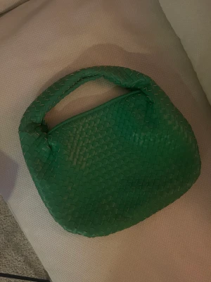 Grön baguette-väska  - Trendig baguett väska från NA-KD , väldigt lik bottega väskan, i den lilla modellen. Slutsåld på hemsidan (knappt använd) ❣️ 