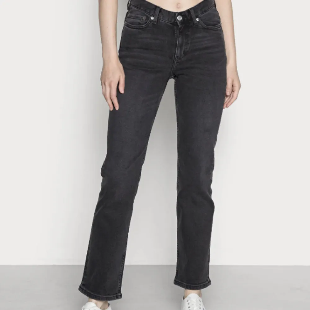 Weekday twig mid jeans i helt nyskick, använda några fåtal gånger💞Sitter som flare/straight och är skit snygga! Nypris är 500 kr. Jeans & Byxor.