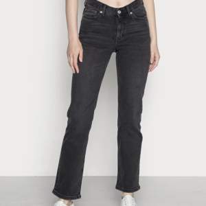 Weekday twig mid jeans i helt nyskick, använda några fåtal gånger💞Sitter som flare/straight och är skit snygga! Nypris är 500 kr