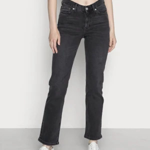 Weekday jeans - Weekday twig mid jeans i helt nyskick, använda några fåtal gånger💞Sitter som flare/straight och är skit snygga! Nypris är 500 kr