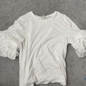 Vit t-shirt med volang ärmar 