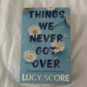 Things we never got over - En populär engelsk bok som jag sätt mycket om från tiktok ex. Aldrig läst den så den är som ny. Köpt för 200kr, säljer för 100