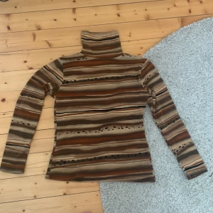 Vintage crewneck  - Säljer denna vintage-aktiga crewneck då jag tömde garderoben. Använd fåtal gånger och i fint skick! Nypris: 149kr