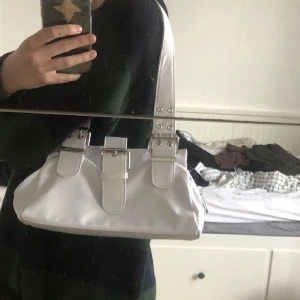 Vit shoulderbag - Jättefin vit väska! Säljer då jag knappt använt den. Skriv om du har frågor eller vill ha fler bilder! Köparen står för frakt. Kan även mötas i Stockholm 
