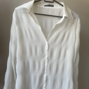 Vit blus - Jättefin vit blus från Shein. Aldrig använd. Den har långa ärmar med volanger.  Köparen står för frakten!