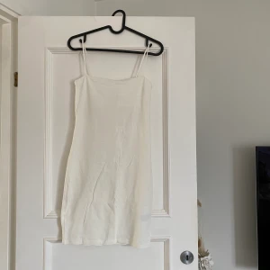 Vit klänning  - Fin vit klänning med spaghetti-straps.