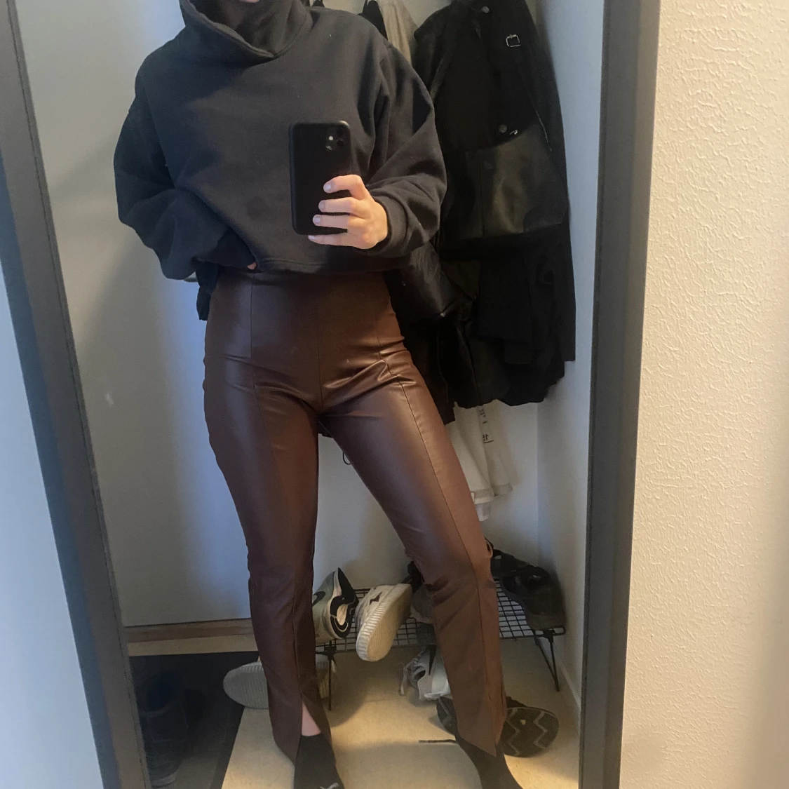 Bruna skinnbyxor med slits