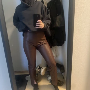 Bruna skinnbyxor med slits  - Fina bruna skinnbyxor, bra skick 