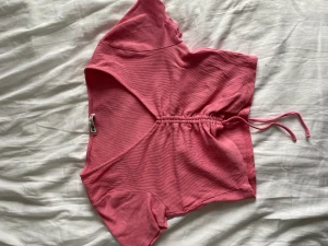 T-shirt med dragsko - Jättefin topp i en ljus rosa färg💕 blir lite cropad med hjälp av dragskon.