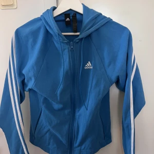 Adidas kofta - Adidas kofta strl XS/S  Använd men fint skick 