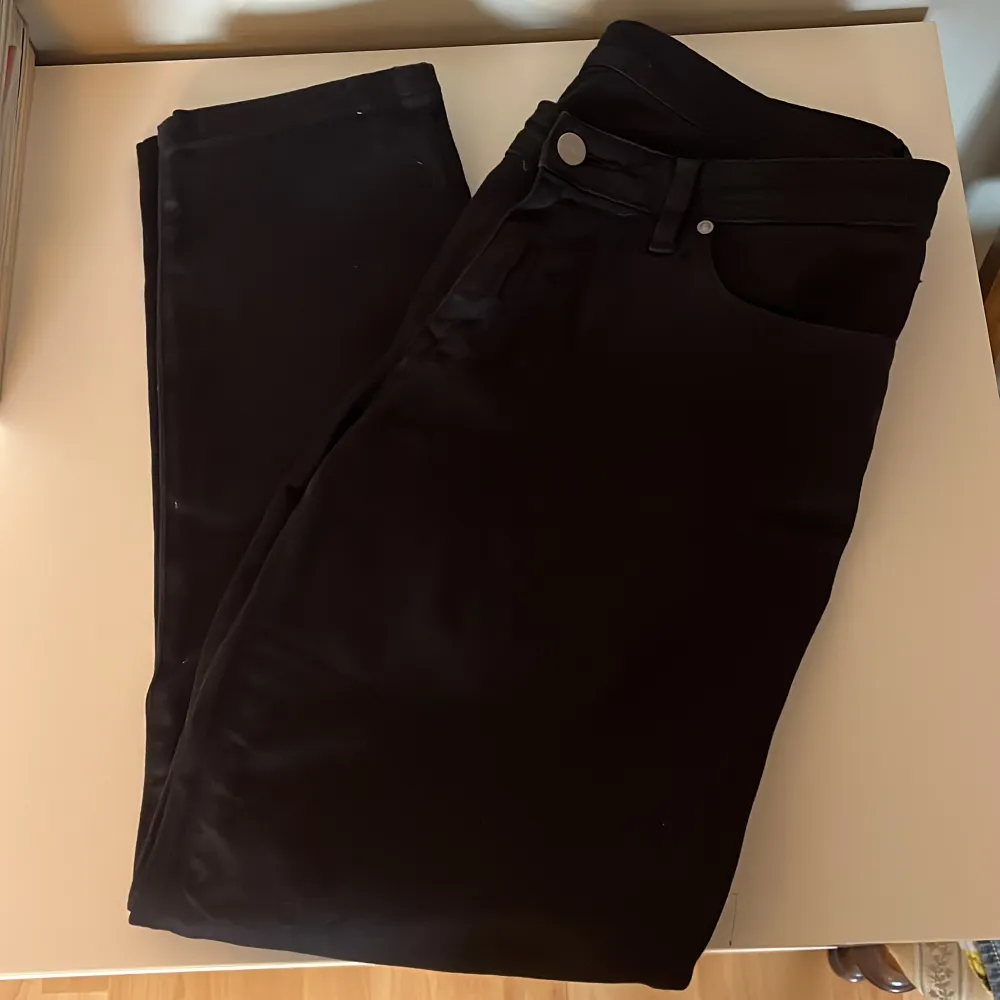 Svarta jeans från Cahartt. Tyvärr för små för mig :( w’ carver ankel pant, storlek 28. Jeans & Byxor.