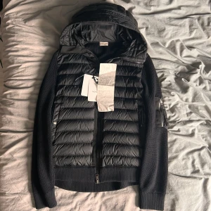 Moncler cardigan  - Säljer denna feta moncler cardigan, jag är 1,86 och den passar perfekt. Kvitto o tags följer med fån NK. Bara höra av er vid fler bilder, tack!