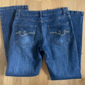 Blåa lågmidjade vintage jeans - Jättefina vintage jeans, bra skick och lågmidjade och bootcut❤️midjemått 83