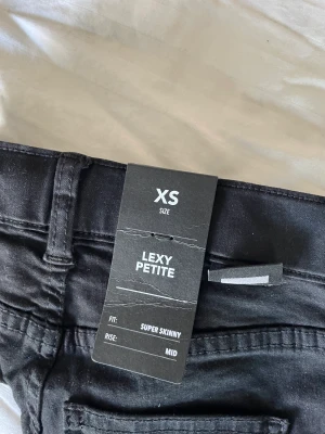 Svarta jeans  -  Tajta svarta jeans. Säljer dom pågund av att dom va för små.