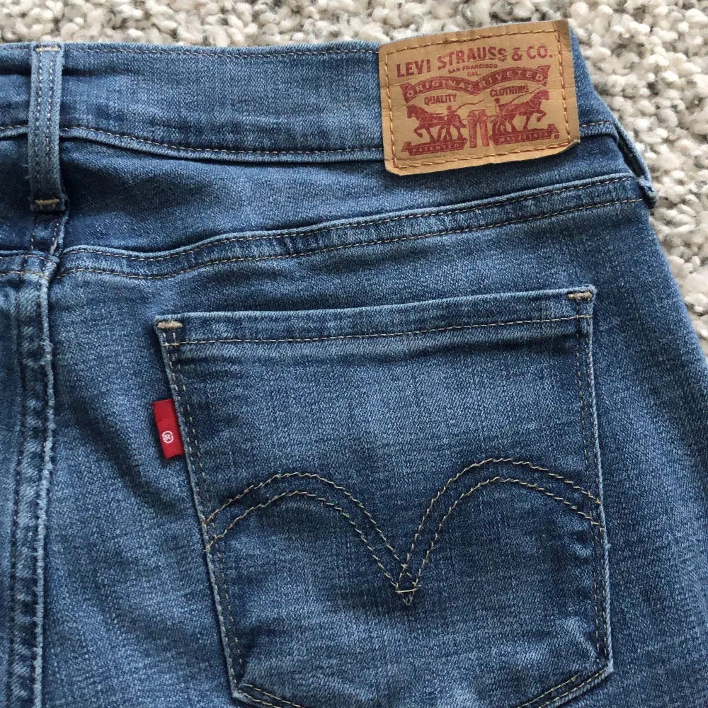 Jättesköna mid waist Levis jeans, de är uppklippta och passar den som är ca 165cm. Storlek ca 36/38, pris kan diskuteras💕. Jeans & Byxor.
