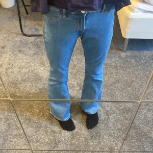 Supersnygga jeans!!  - Jättefina lågmidjade jeans!!  Nästan aldrig använt. 🥰🫶🏼
