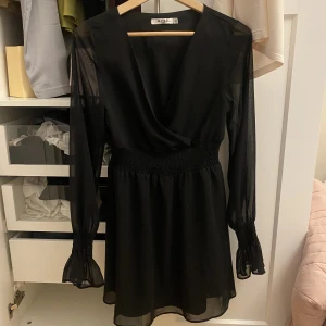 Volangklänning - Säljer en utav mina absolut favoritklänningar!! köpte den till min födelsedag för ett år sedan, så den är endast använd en gång. Jag säljer den då den tyvärr blivit för kort övertill på mig, då jag är över 175 cm 💞 inga defekter och så gott som ny! 