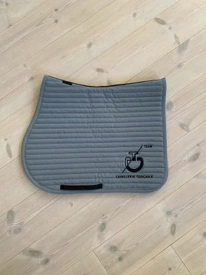 Cavalleria Toscana schabrak  - Cavalleria Toscana schabrak i nyskick i storlek full! Endast använt på tävling en gång. Nypris 1600kr, mitt pris 1100kr+frakt