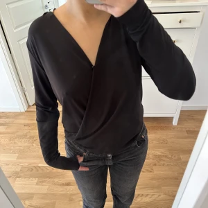 Svart omlott blus! - Säljer denna svarta blus som är i omlott där fram. Superfin men får ej användning för den. I storlek S. Säljes för 80kr + frakt. Hör av er vid frågor 💕🤩